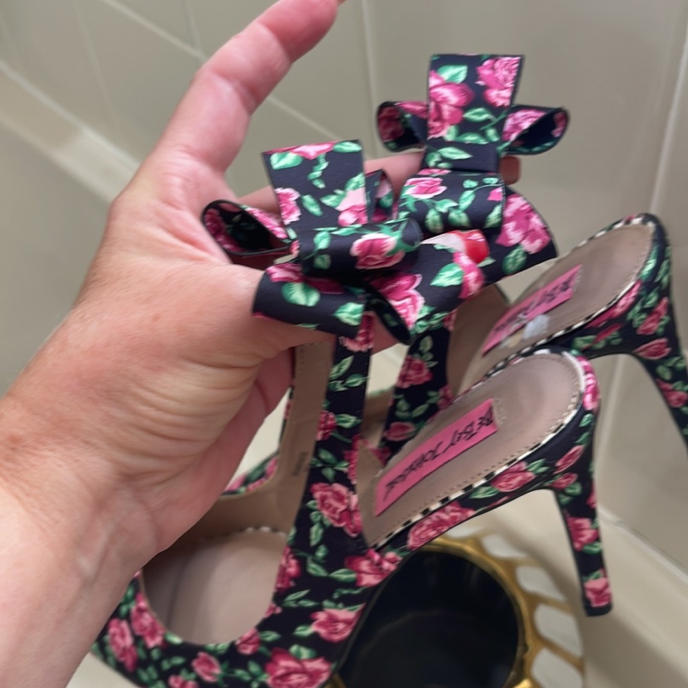 Host Pick๐๐๐Gorgeous pink roses Betsy Johnson heels ๐ธ๐ธby viviglam ๐ท - Picture 4 of 11